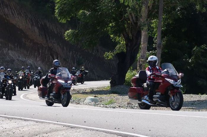 Ilustrasi turing pakai moge