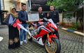 Awas Ngiler, Pria Ini Diberi Kado Honda CBR1000RR SP 2018 Dari Ibunda
