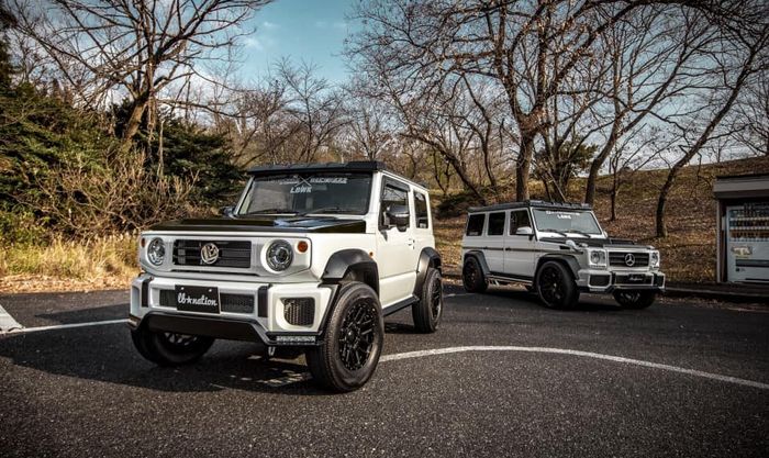 Tampilan Suzuki Jimny garapan Liberty Walk saat berjejer dengan Mercedes-Benz G-Class