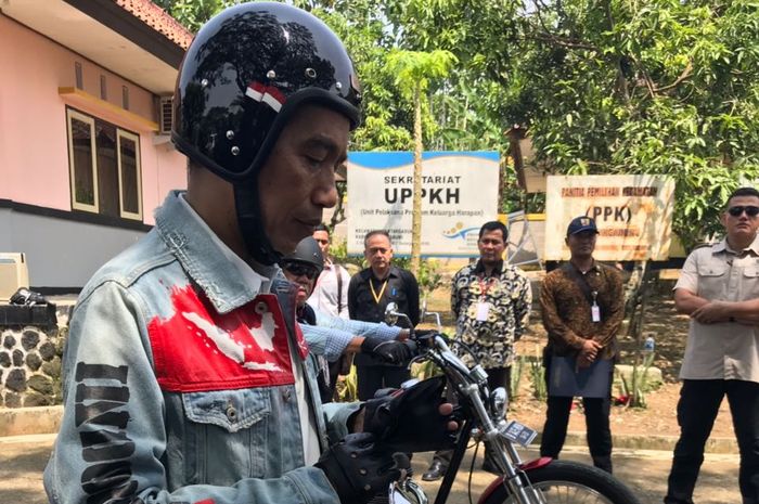 Jokowi dengan riding gear Elders