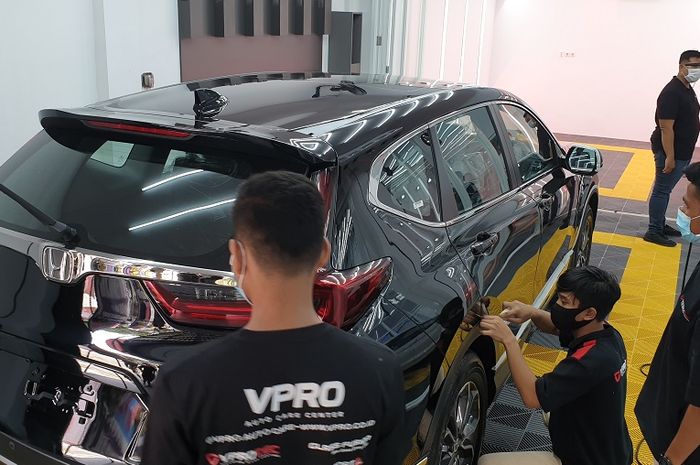 Pemasangan Paint Protection Film (PPF) pada salah satu mobil konsumen di outlet terbaru V-KOOL PPF Balikpapan.