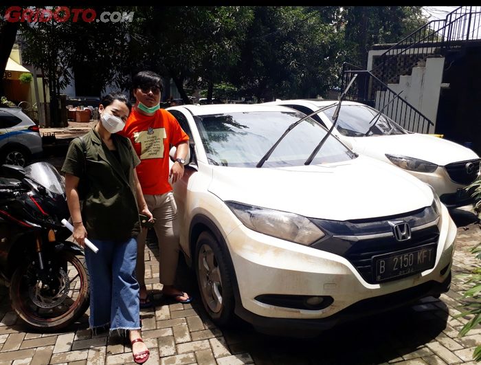Putra Hamonangan (di samping Honda HR-V miliknya yang terkena banjir di Kemang, Jakarta Selatan