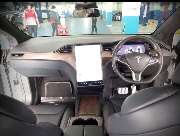 Dashboard Tesla Model X yang dilengkapi monitor touchscreen 17 inci