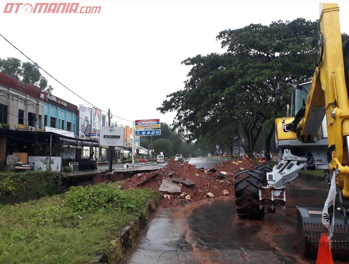 Satu unit bekhoe sudah di Jalan Boulevard, GDC di Depok yang amblas