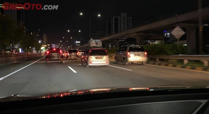 Kepadatan lalu lintas pemudik yang akan meninggalkan Jakarta di Tol Dalam Kota.