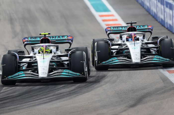 Lewis Hamilton bersaing dengan rekan setimnya, George Russell di F1 Miami 2022