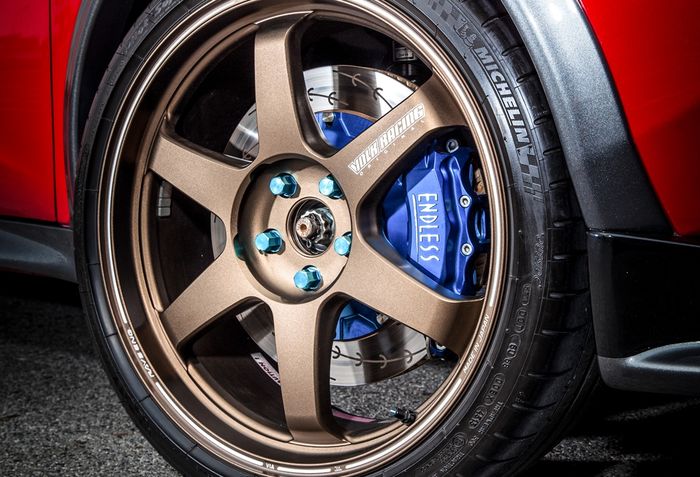 Modifikasi Nissan Juke ditopang pelek Volk Racing TE37 dan upgrade BBK Endless