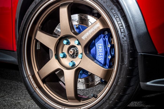 Modifikasi Nissan Juke ditopang pelek Volk Racing TE37 dan upgrade BBK Endless