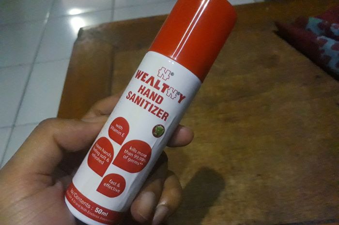 Wealthy Hand Sanitizer spray berukuran 50 ml