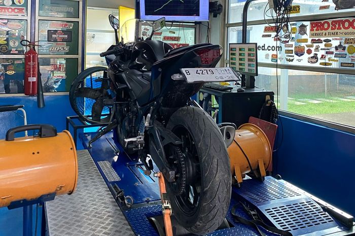 Pengujian performa oli Motul 300V terbaru dilakukan di atas mesin Dyno