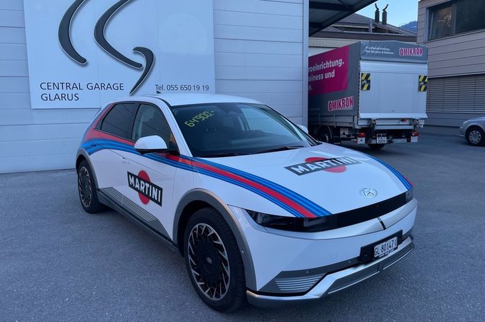 Modifikasi Hyundai IONIQ 5 bergaya rally look pakai livery Martini Racing