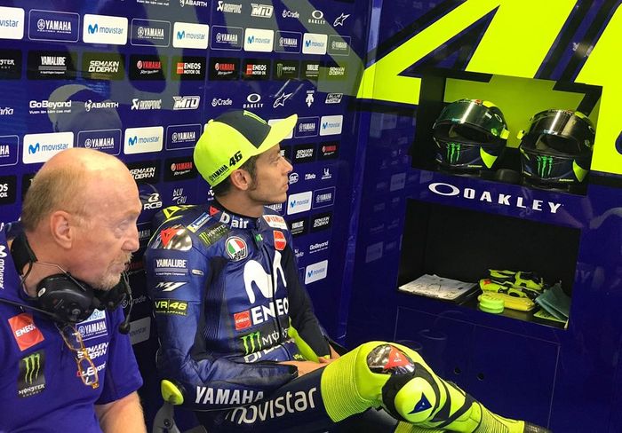 Valentino Rossi menunggu hujan reda untuk memulai F2