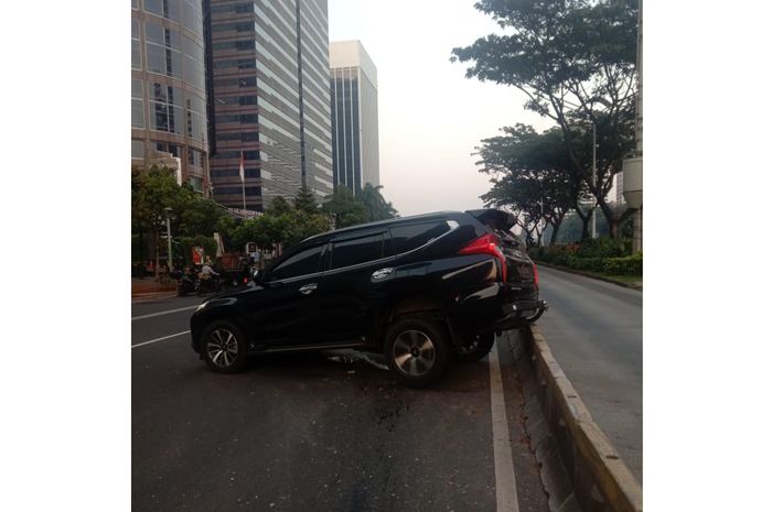 Mitsubishi Pajero Sport nyangkut di separator busway Jalan Jenderal Sudirman