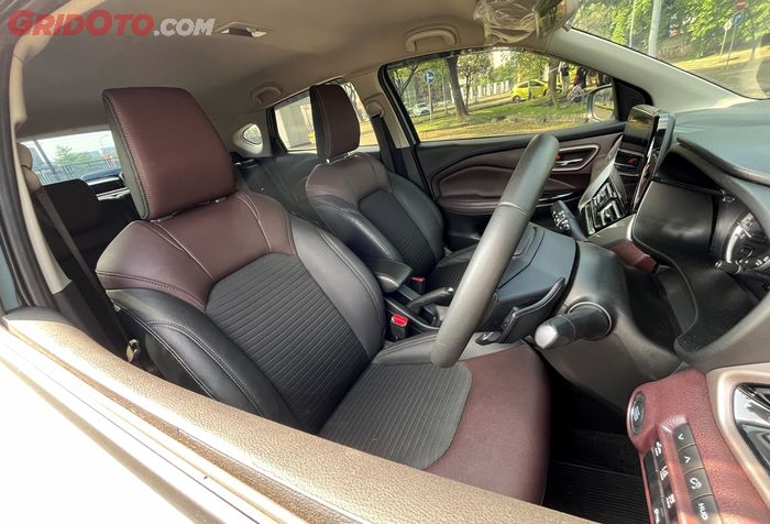 Jok depan Suzuki Fronx SGX AT yang nyaman diduduki