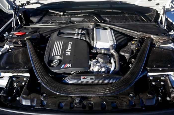 Engine bay BMW M4 gaya agresif