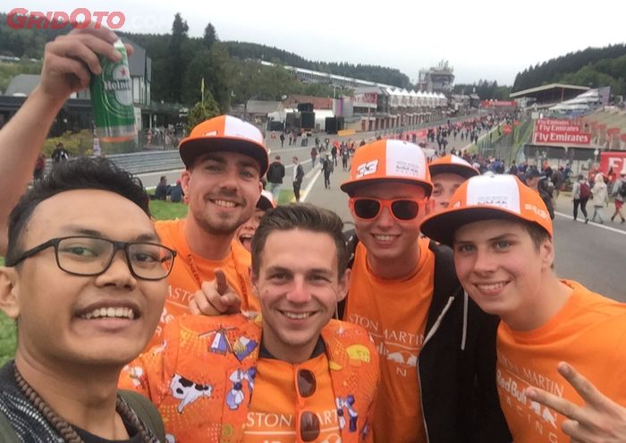 GridOto.com berfoto bersama para pendukung Max Verstappen yang datang dari Belanda