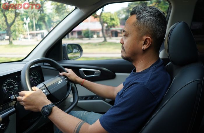 Pengendalian Kia Carens terasa solid dan cenderu kaku