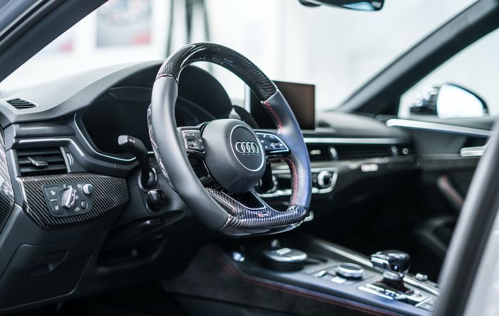 kabin Audi RS4 Avant besutan ABT Sportsline banyak serat karbon