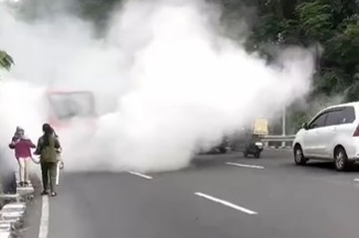 Bus Trans Semarang mengalami diesel runaway saat sedang menanjak. Penumpang kocar-kacir