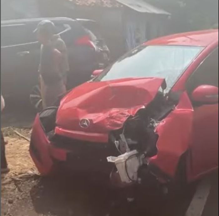 Kondisi Daihatsu Ayla lepas dihantam Mitsubishi Pajero Sport bersama Datsun GO di Karangtengah, Cianjur