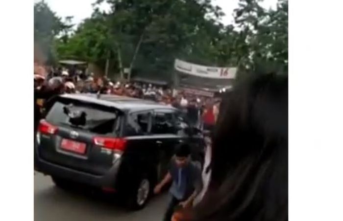 Toyota Kijang Innova pelat merah diamuk massa demo