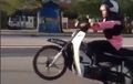 Wuih...Cewek Berkerudung Atraksi di Jalan Pakai Honda Astrea Prima