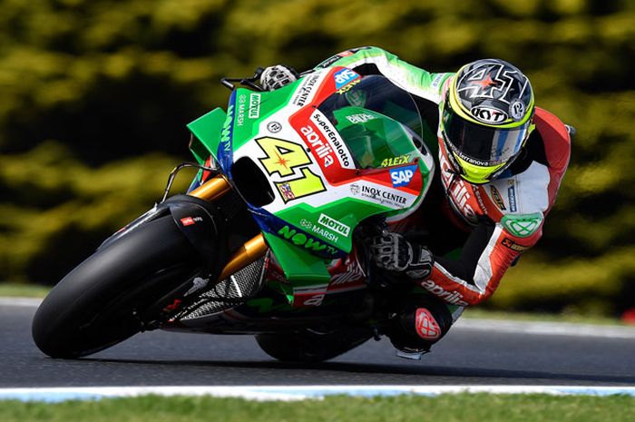 Aleix Espargaro mengalami insiden jatuh di MotoGP Australia membuat tangan kirinya cedera tetap memaksa bisa tampil di MotoGP Malaysia