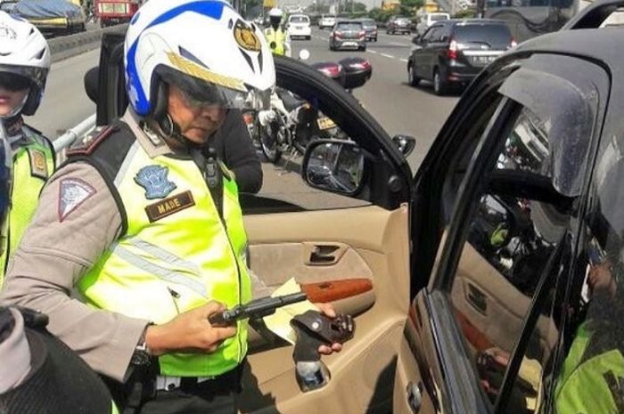 Polisi memberhentikan pengemudi Toyota Fortuner yang melakukan aksi 'koboi'