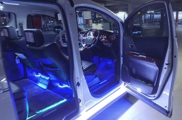 Tampilan kabin modifikasi Toyota Vellfire memasok banyak lampu LED custom
