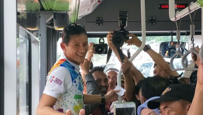 Sandiaga Uno saat melakukan evaluasi di Tanah Abang juga sempat menaiki Transjakarta
