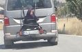 Di Balik Viral Anak Perempuan Dibiarkan Terikat dan Duduk di Pintu Belakang Mobil Yang Melaju