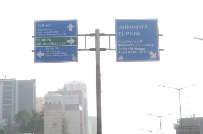 Plang kawasan ganjil-genap terpasang di underpass UKI, Senin (9/7/2018)(STANLY RAVEL)