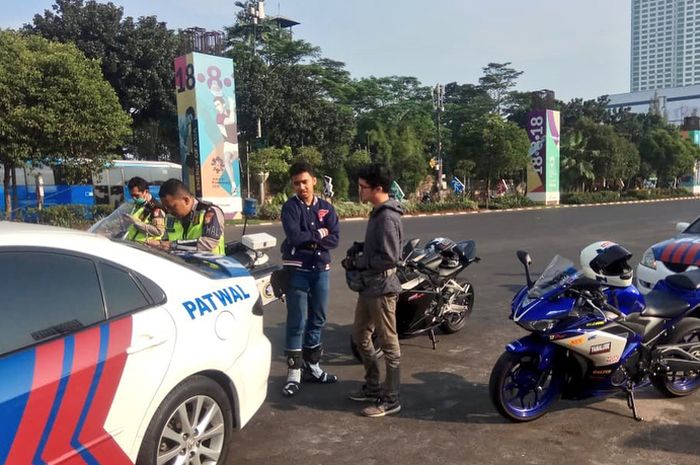 Polisi menindak pengendara motor sunmori lewat jalan Asia-Afrika Senaya, Jakarta Selatan (27/5/2018)