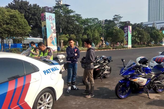 Polisi menindak pengendara motor sunmori lewat jalan Asia-Afrika Senaya, Jakarta Selatan (27/5/2018)