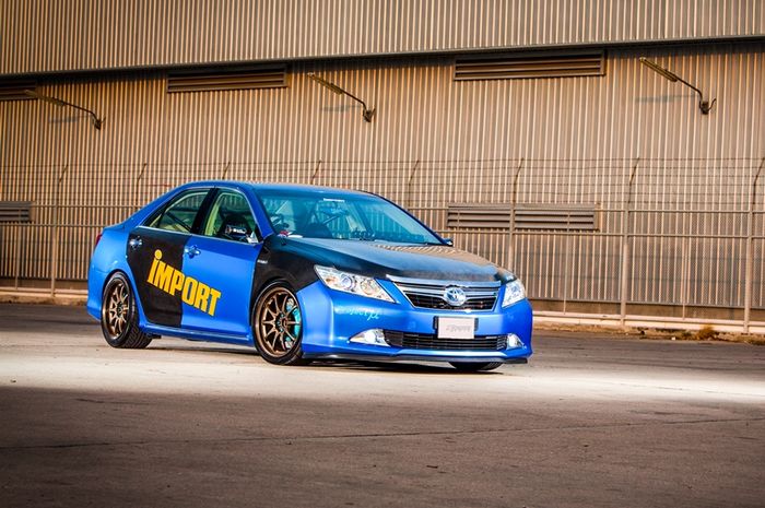 Modifikasi Toyota Camry dengan gaya racing