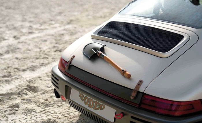 Tambahan sekop di area belakang modifikasi Porsche 911 RUF Rodeo