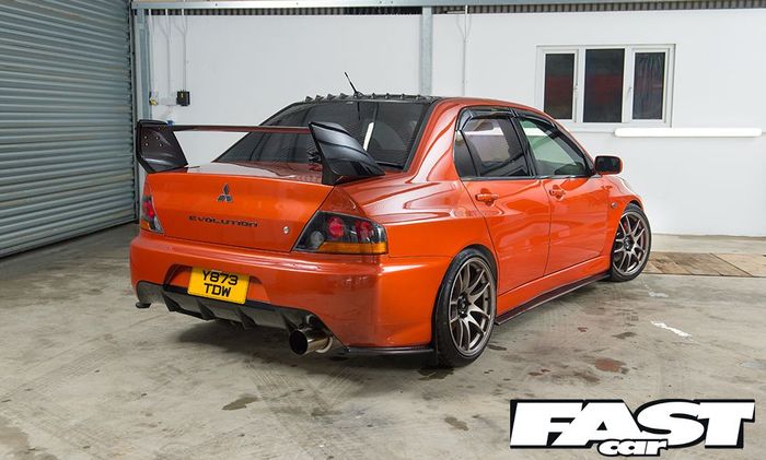 Tampilan belakang Mitsubishi Evo VII lansiran tahun 2001