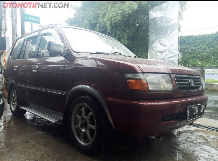 Kijang Kapsul bekas tipe SGX yang dijual Merdeka Motor di Depok, Jawa Barat 