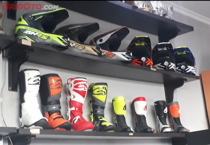 Helm motocross dan sepatu balap buatan AURS