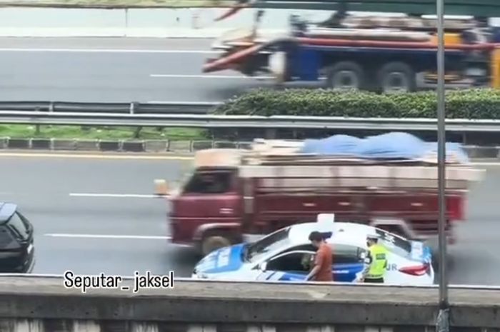 Viral pengendara mitsubishi Xpander ini masuk ke dalam mobil patwal