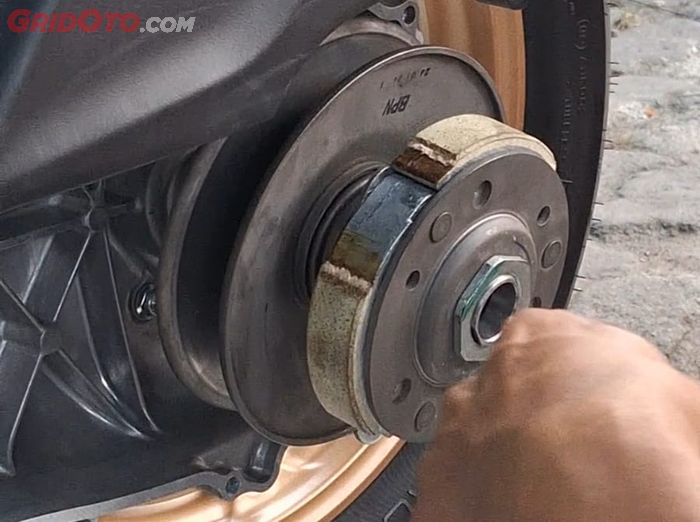 Lantas pasang pulley belakang sebelum memasang v-belt 
