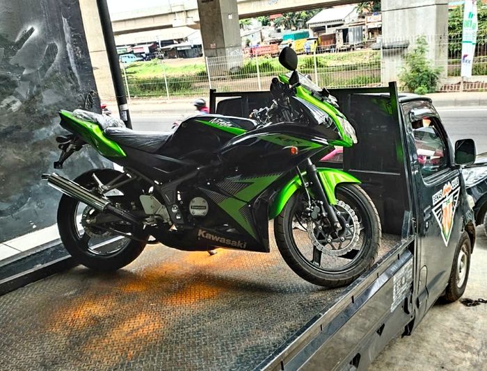 Kawasaki Ninja 150 RR New Old Stock tahun 2014 di dealer Kawasaki Matahari