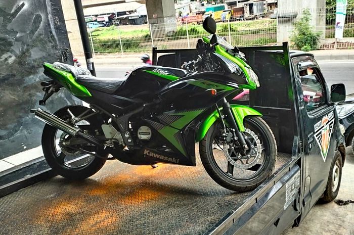 Kawasaki Ninja 150 RR New Old Stock tahun 2014 di dealer Kawasaki Matahari