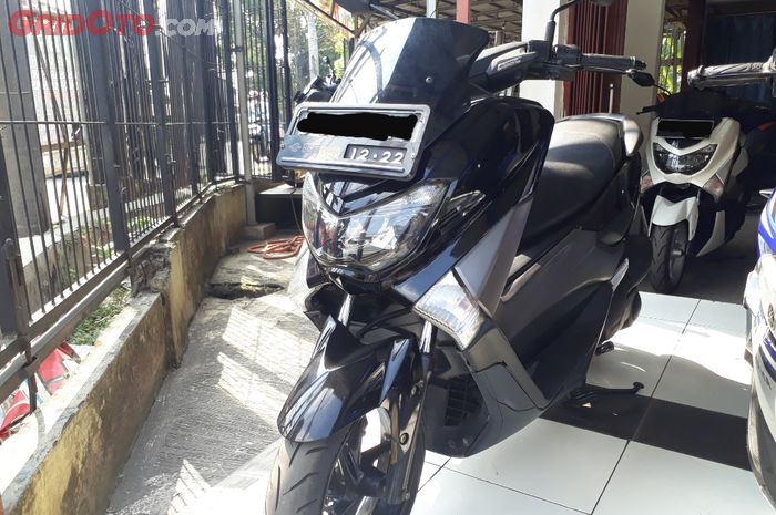 Ilustrasi Yamaha NMAX 155 generasi pertama di showroom motor bekas