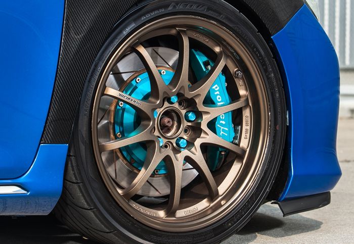 Modifikasi Toyota Camry lawas bergaya racing ditopang pelek Volk Racing CE28