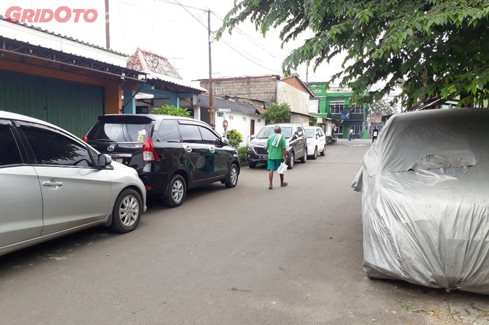 Jalan Danau Toba di Depok yang menyempit karena dipakai untuk parkir mobil