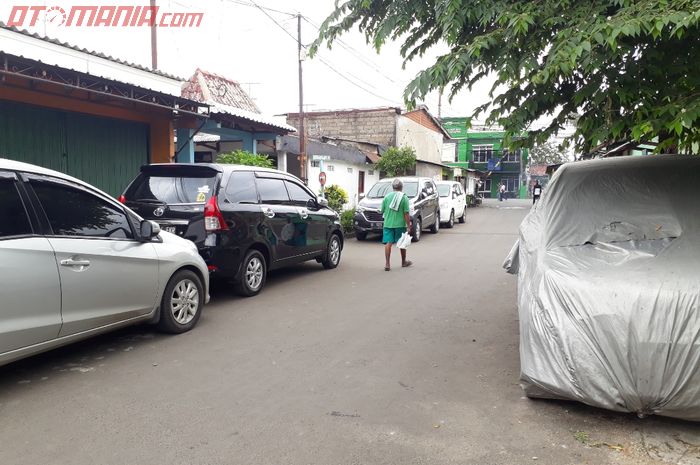 Jalan Danau Toba di Depok yang menyempit karena dipakai untuk parkir mobil