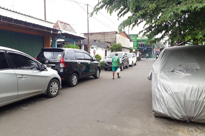 Jalan Danau Toba di Depok yang menyempit karena dipakai untuk parkir mobil