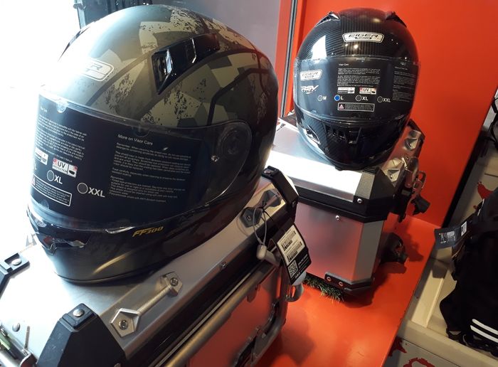Helm full face dan pannier box motor dari Eiger