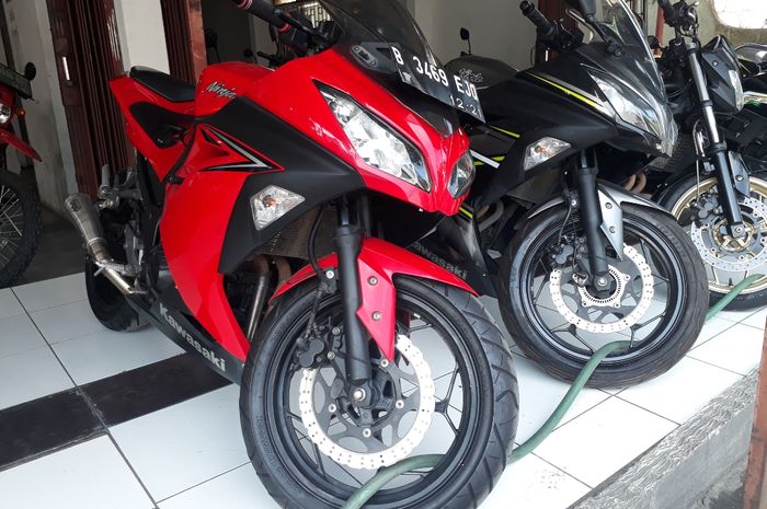 Ilustrasi Kawasaki Ninja 250 FI bekas di showroom